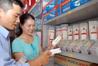 Chọn mua bóng đèn compact về sử dụng tại gia đình giúp tiết kiệm điện. Ảnh: CAO THĂNG